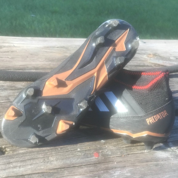 Soccer shoes - Picture 2 of 3